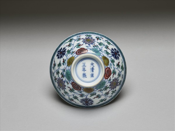 鬥彩纏枝花卉紋杯