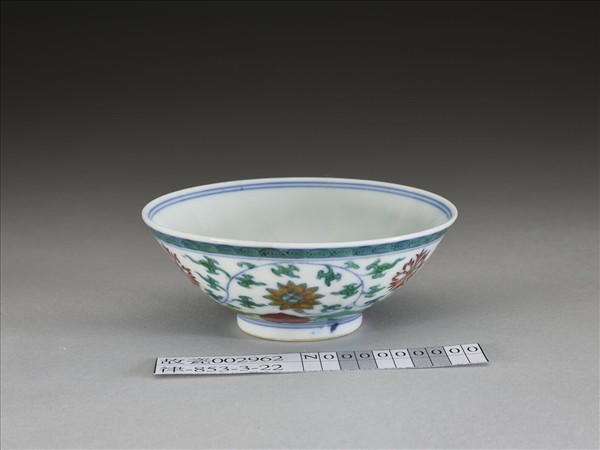 鬥彩纏枝花卉紋杯