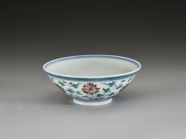 鬥彩纏枝花卉紋杯