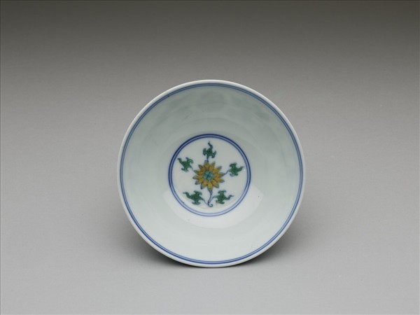 鬥彩纏枝花卉紋杯