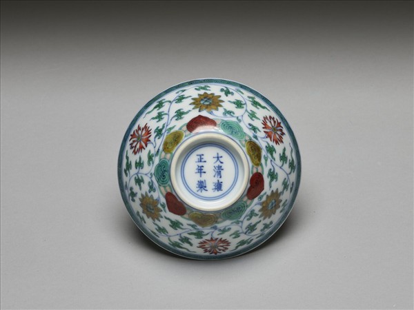 鬥彩纏枝花卉紋杯