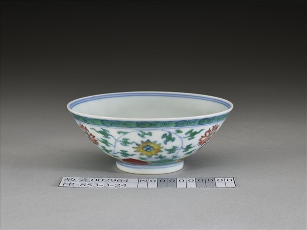 鬥彩纏枝花卉紋杯