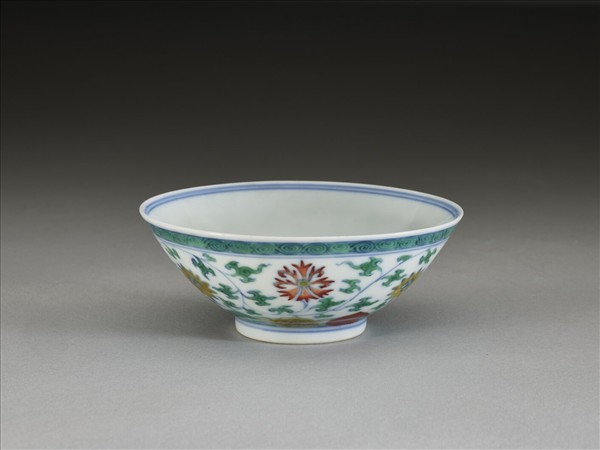 鬥彩纏枝花卉紋杯