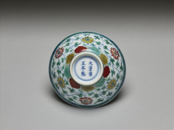 鬥彩纏枝花卉紋杯