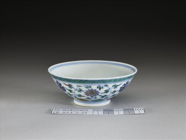 鬥彩纏枝花卉紋杯