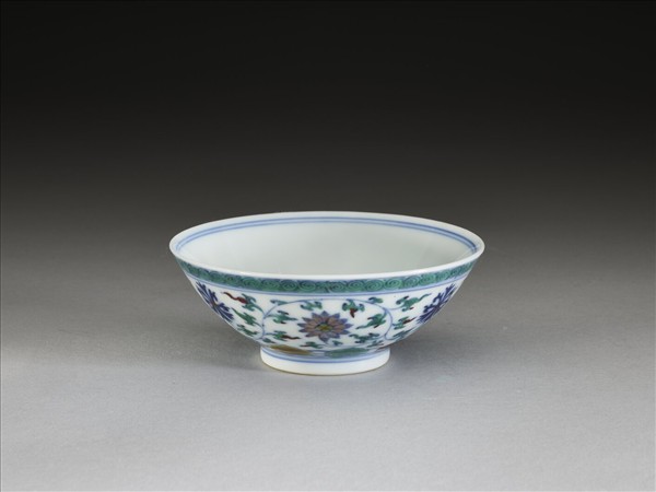 鬥彩纏枝花卉紋杯