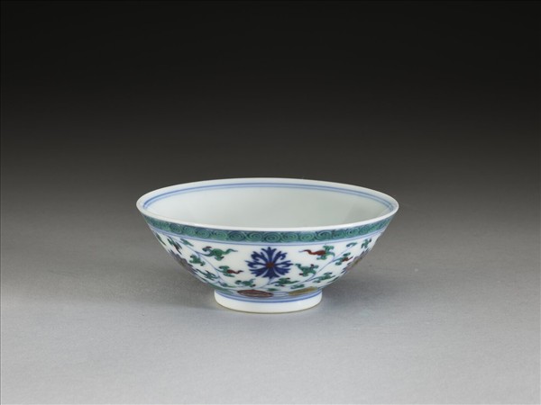 鬥彩纏枝花卉紋杯