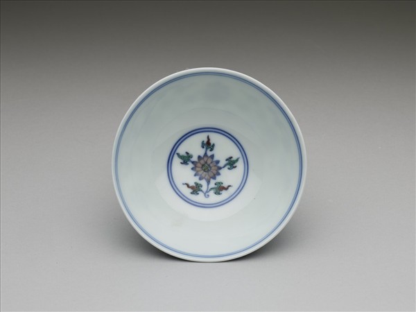 鬥彩纏枝花卉紋杯