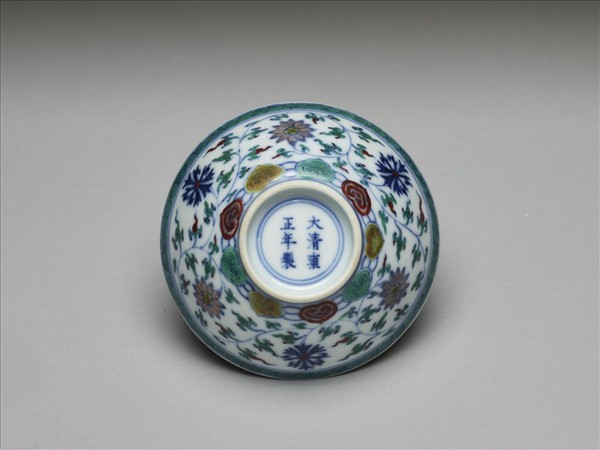 鬥彩纏枝花卉紋杯