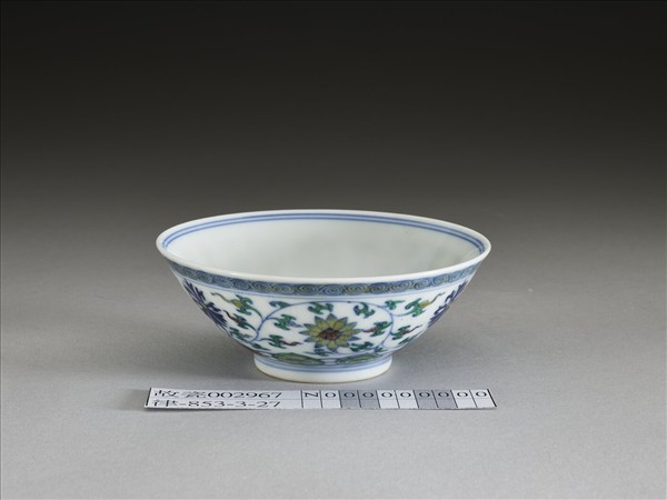 鬥彩纏枝花卉紋杯