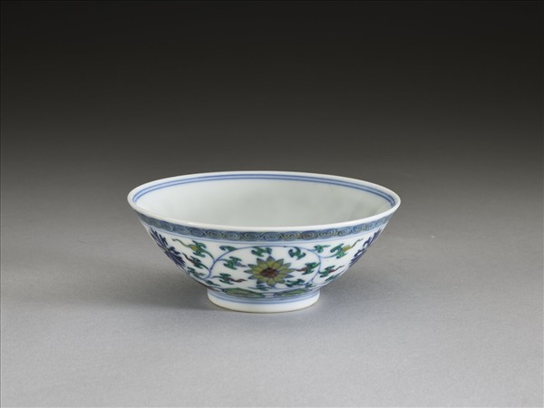 鬥彩纏枝花卉紋杯