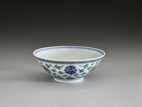 鬥彩纏枝花卉紋杯