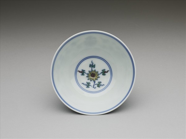 鬥彩纏枝花卉紋杯