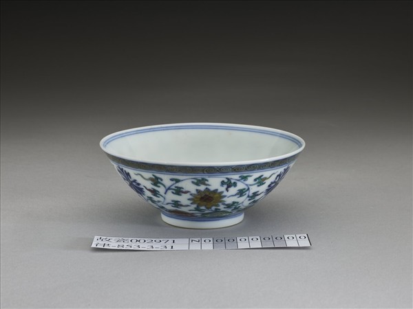 鬥彩纏枝花卉紋杯