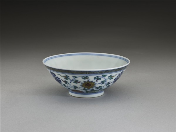 鬥彩纏枝花卉紋杯