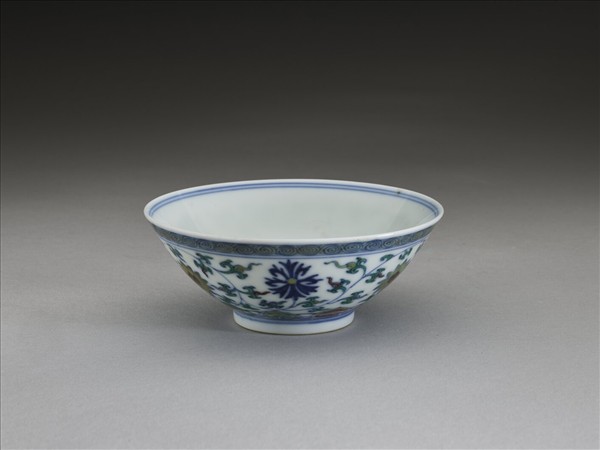 鬥彩纏枝花卉紋杯