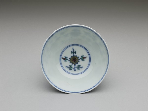 鬥彩纏枝花卉紋杯