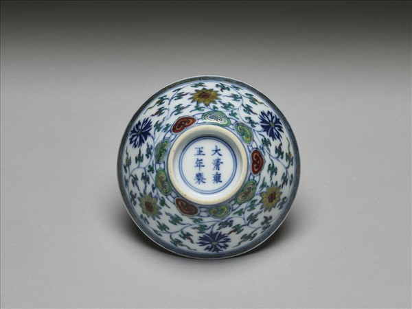 鬥彩纏枝花卉紋杯