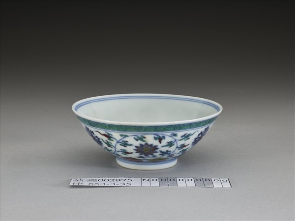 鬥彩纏枝花卉紋杯