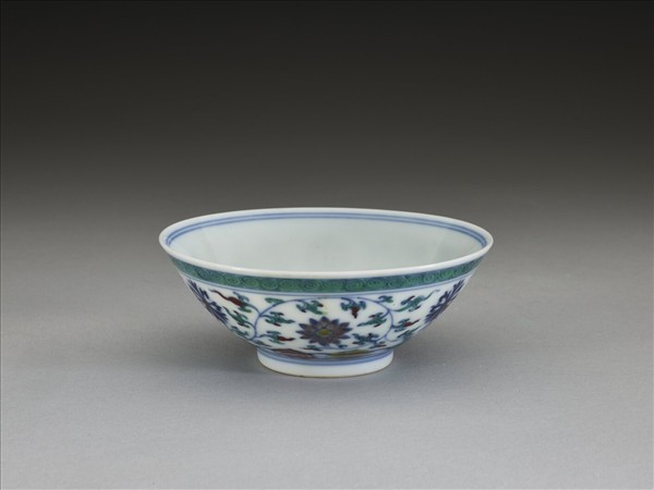 鬥彩纏枝花卉紋杯