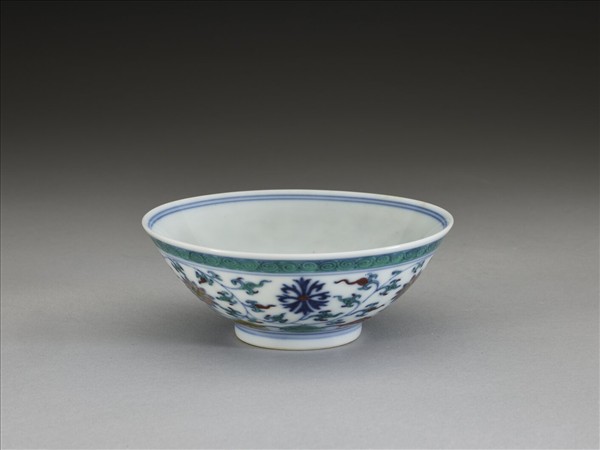 鬥彩纏枝花卉紋杯