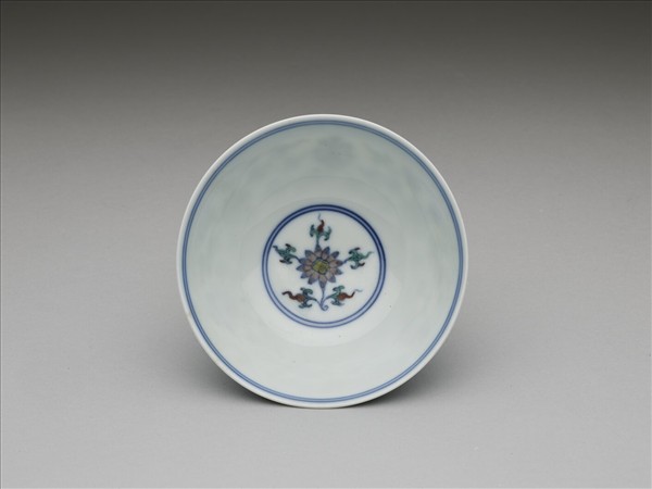 鬥彩纏枝花卉紋杯