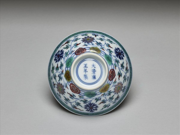 鬥彩纏枝花卉紋杯