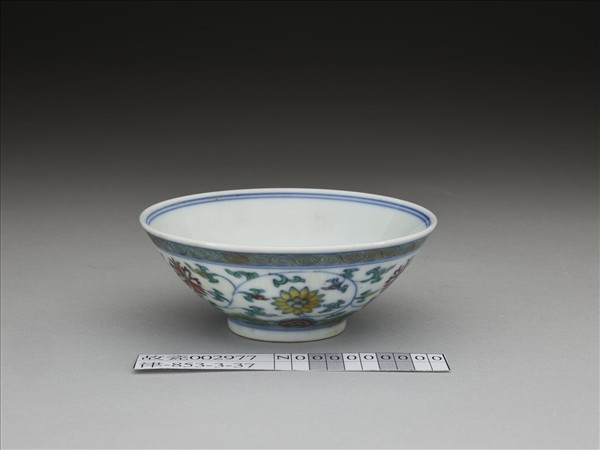 鬥彩纏枝花卉紋杯