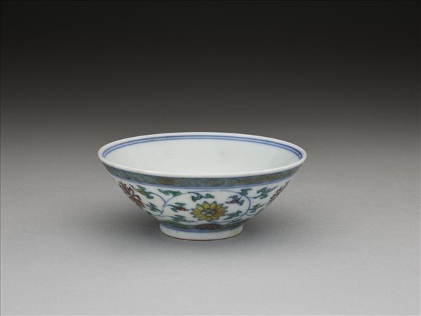 鬥彩纏枝花卉紋杯