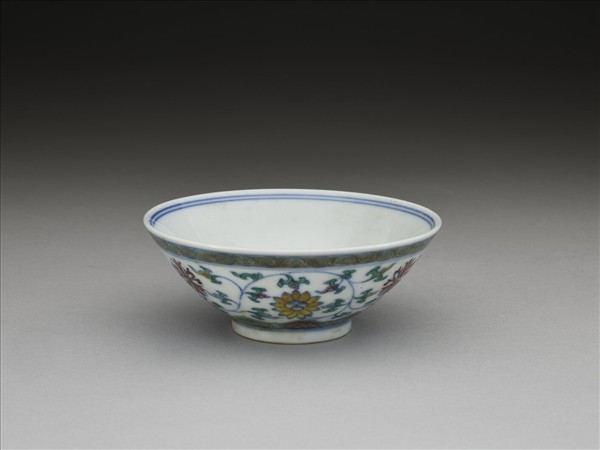 鬥彩纏枝花卉紋杯