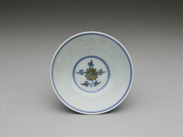 鬥彩纏枝花卉紋杯