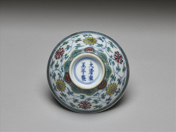 鬥彩纏枝花卉紋杯