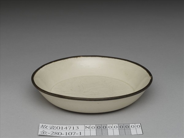 定窯 牙白劃花蓮花碟