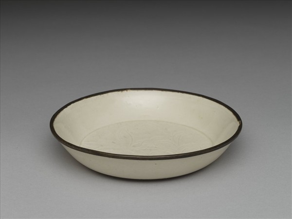 定窯 牙白劃花蓮花碟