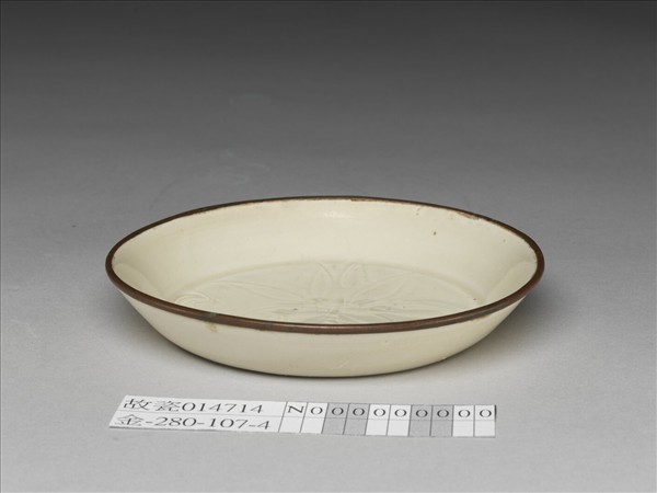 定窯 牙白劃花蓮花碟