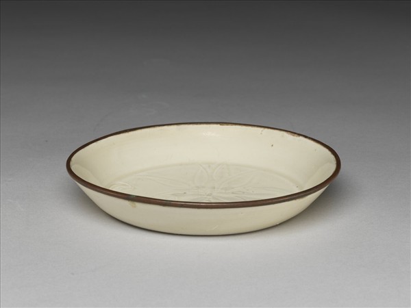定窯 牙白劃花蓮花碟