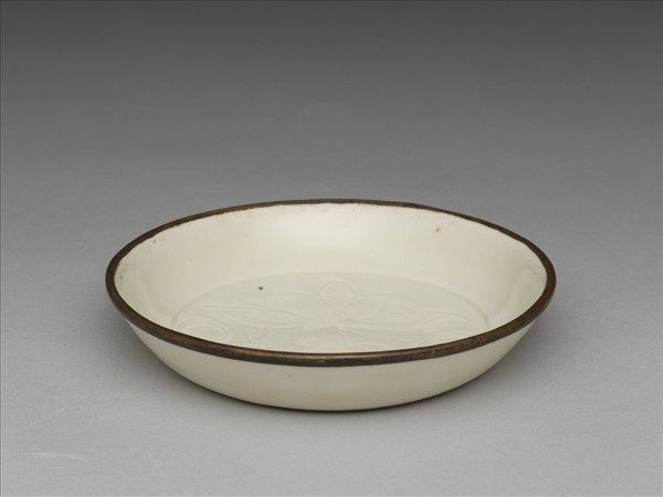 定窯 牙白劃花蓮花碟