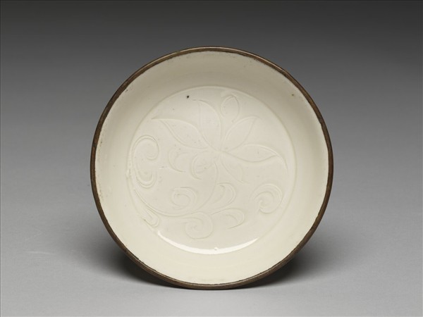 定窯 牙白劃花蓮花碟