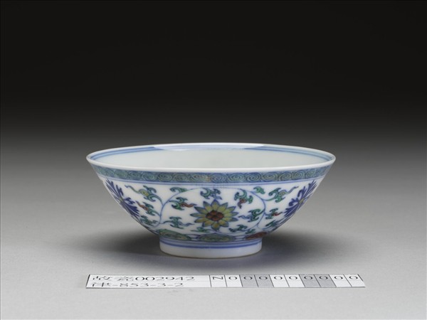 鬥彩纏枝花卉紋杯