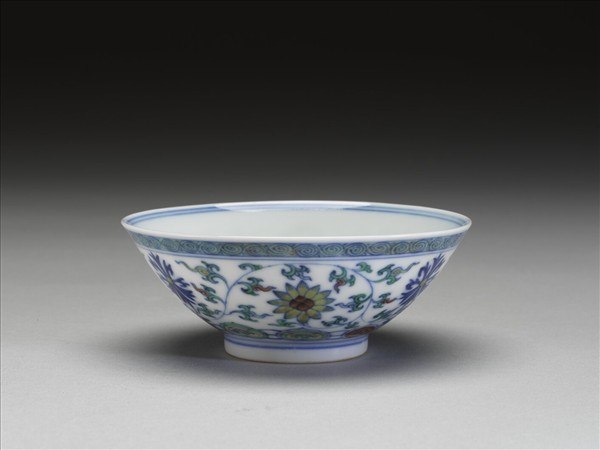 鬥彩纏枝花卉紋杯