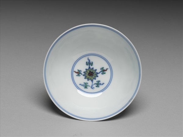 鬥彩纏枝花卉紋杯