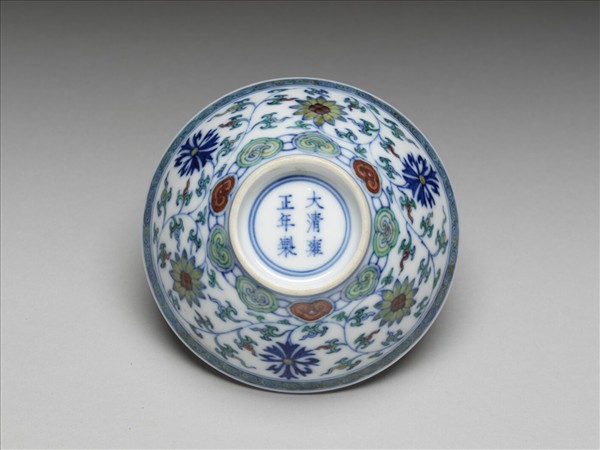 鬥彩纏枝花卉紋杯