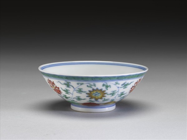 鬥彩纏枝花卉紋杯