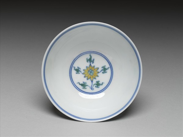 鬥彩纏枝花卉紋杯