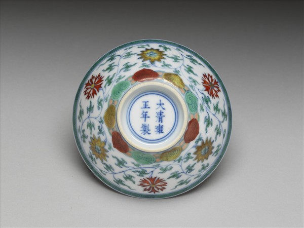 鬥彩纏枝花卉紋杯