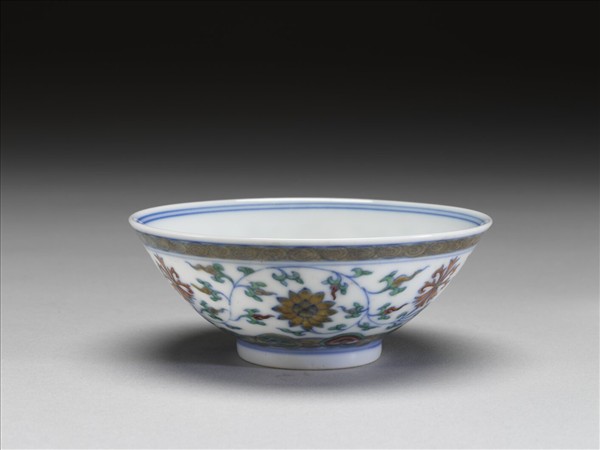 鬥彩纏枝花卉紋杯