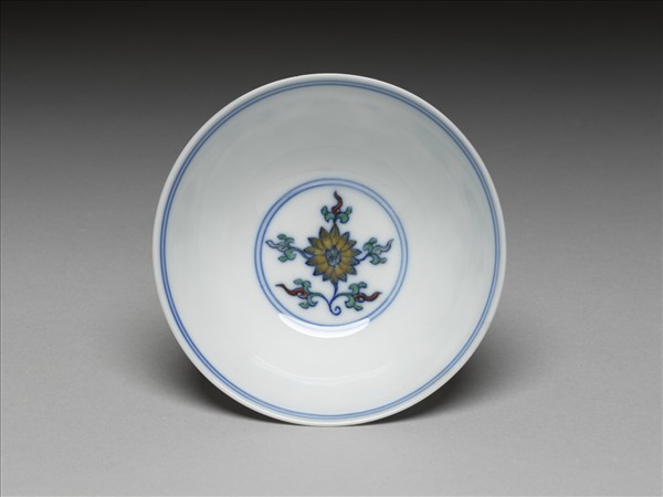 鬥彩纏枝花卉紋杯