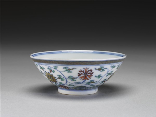 鬥彩纏枝花卉紋杯