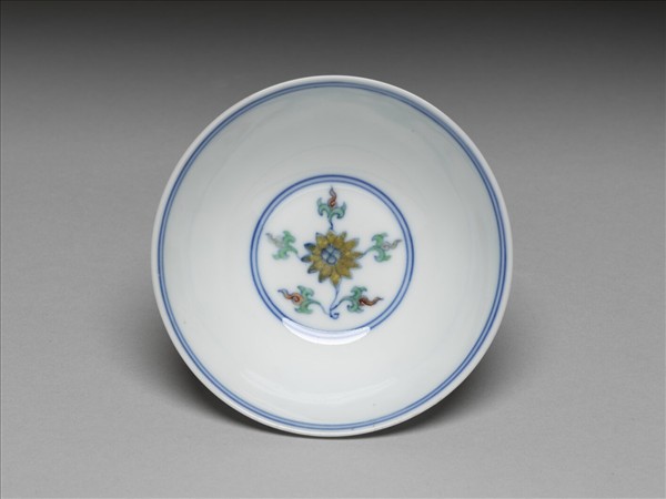 鬥彩纏枝花卉紋杯