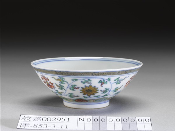 鬥彩纏枝花卉紋杯